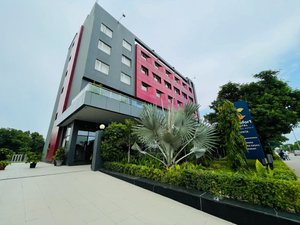Comfort Hotel Vista in Lucknow, image may contain: Hotel, Office Building, Villa, Plant