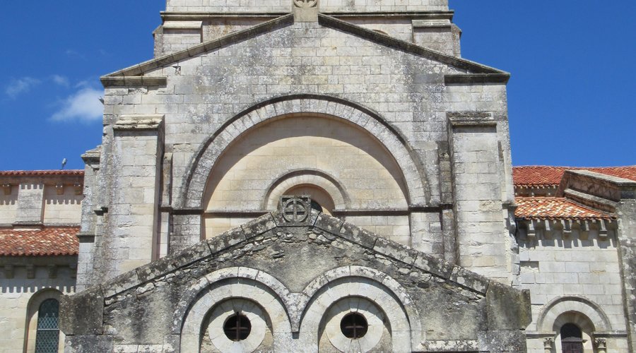 clocher octogonal néo-roman et façade du transept droit