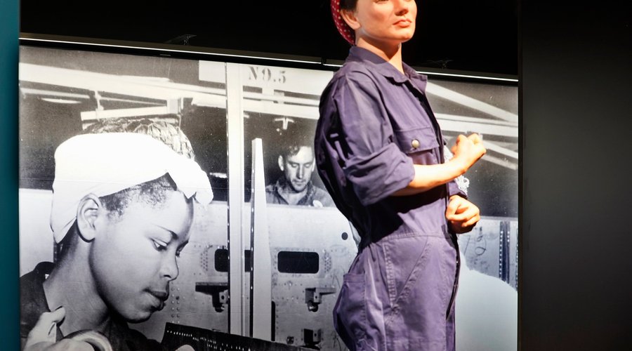 Aandacht voor o.a Rosie the Riveter, de vrouwen in de Amerikaanse oorlogsindustrie tijdens WO2.