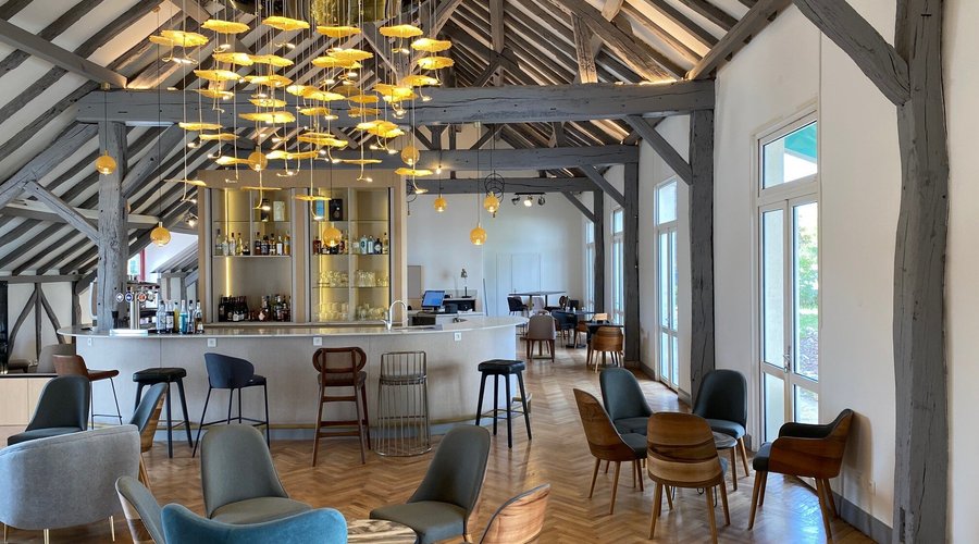 lounge bar