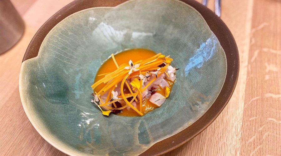 Ceviche avec une leche de tigre a la carotte