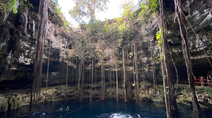 Cenote Oxman: Aguas turquesa y luz natural solo para ti