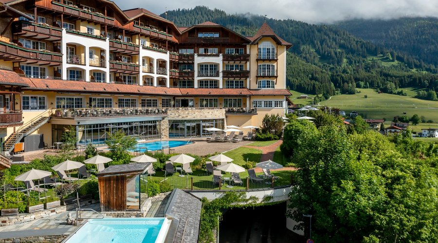 Sommer Hotel Post Aussen Garten Pool 2022