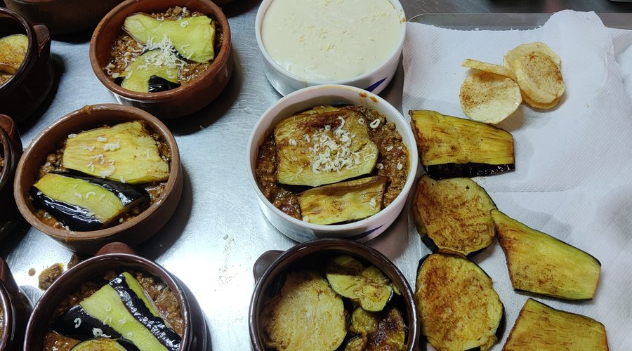 Preparations of Mousaka... 
Potatoes , eggplants  , beef meat ,
 eggplants again , 
cheese and bechamel cream... 
Enjoy !!