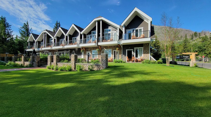Kilmorey Lodge - Lakeside of building and restaurant patio.
