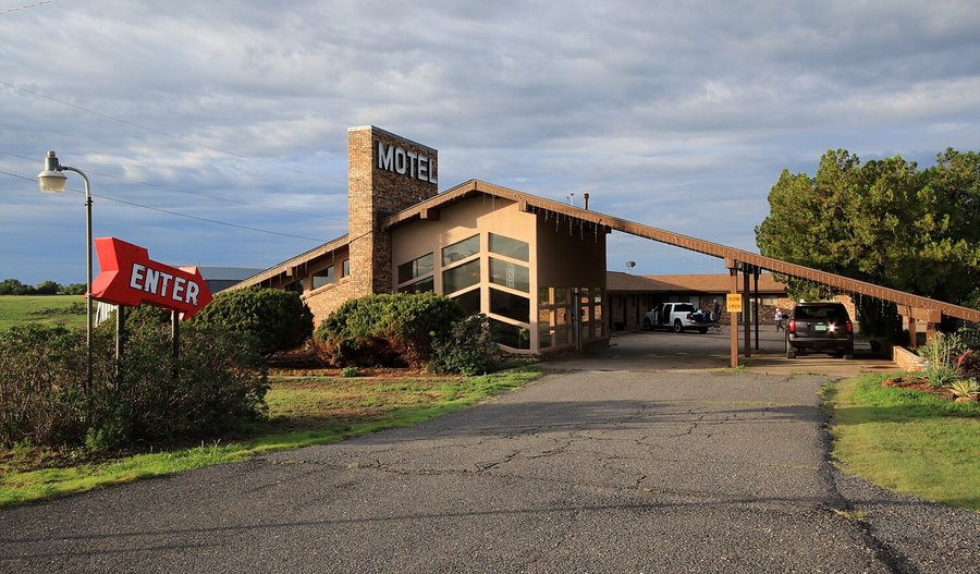 The very clean and retro entrance to the Holiday Motel sign in Clayton, New Mexico.