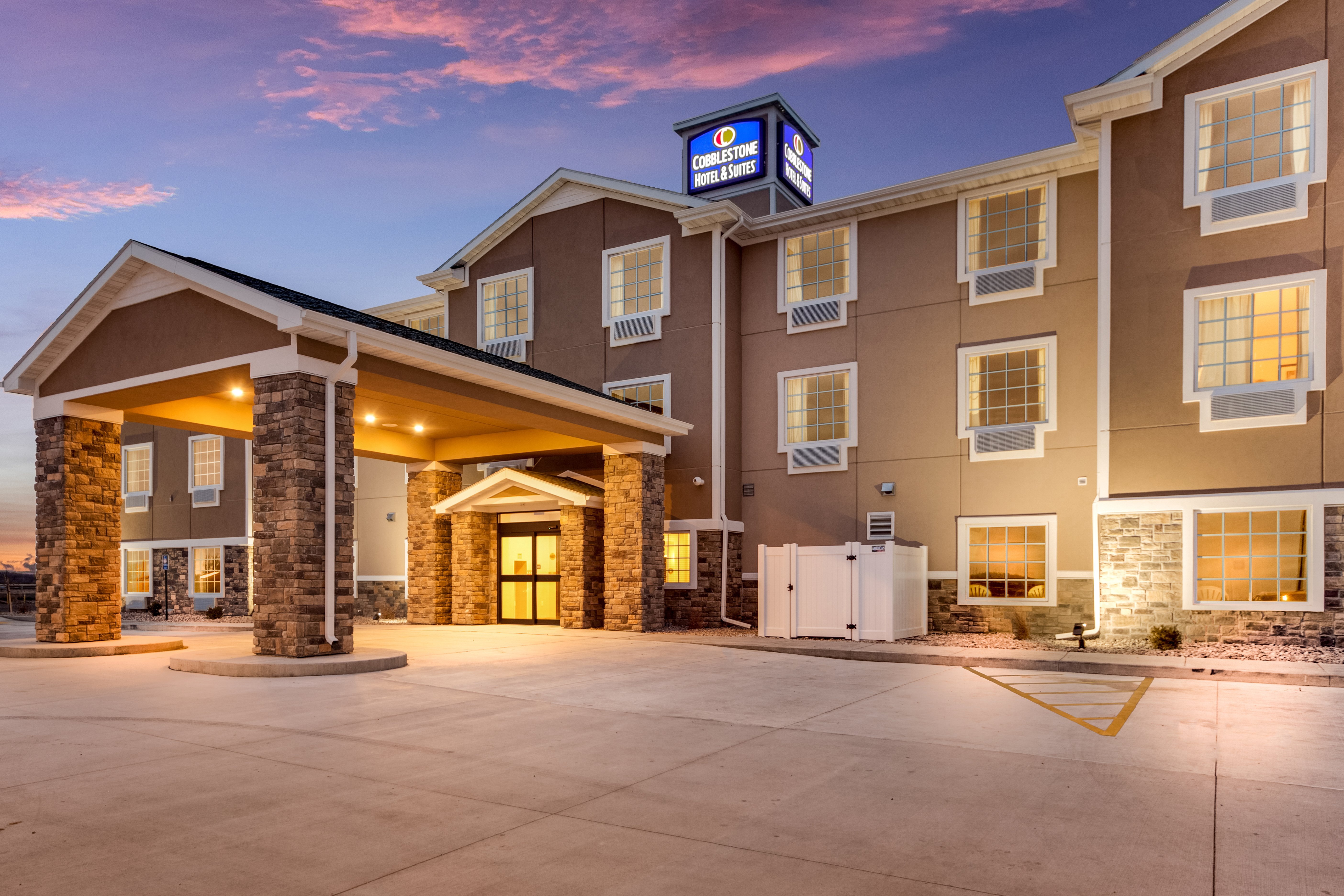 Cobblestone Hotel & Suites - Cozad - UPDATED 2023 Prices, Reviews ...