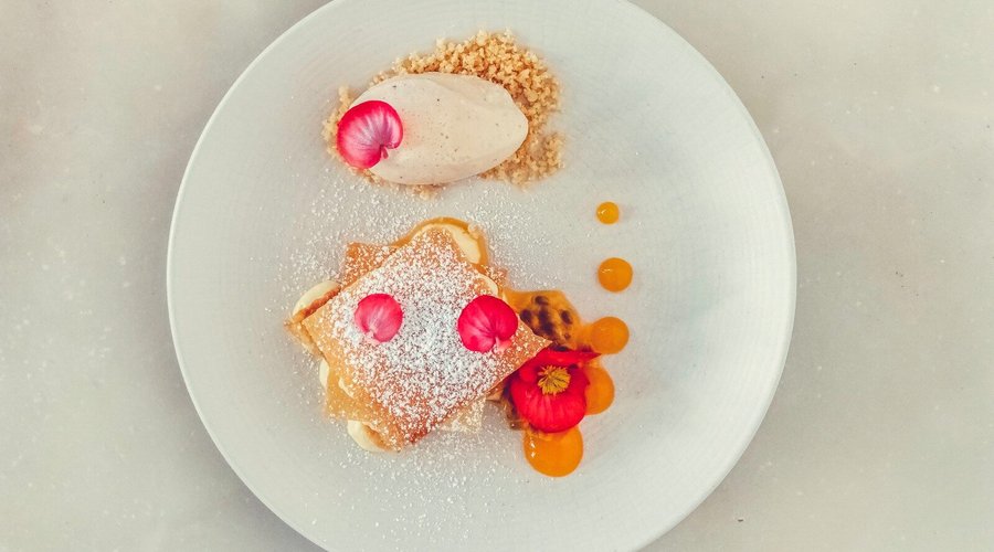 Mil-Folhas de Maracujá e Chocolate Branco com Gelado de Fava Tonka 
