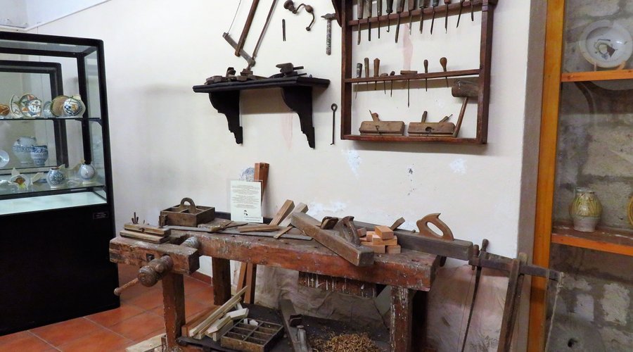 Strumentazione ottocentesca per falegnameria (sala 2 del piccolo museo ricavato all'interno di due stanze al pianterreno del palazzo dei Priori)