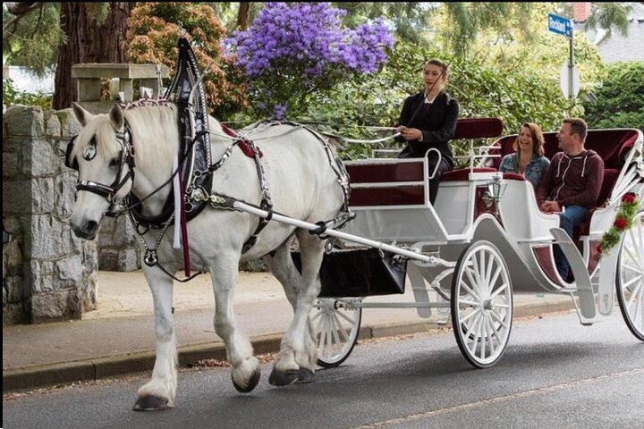 Lot - Barbie Prancing Horse and Carriage