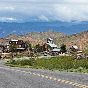 Wild West Ghost Town and Hoover tour from Las Vegas - Bindlestiff Tours