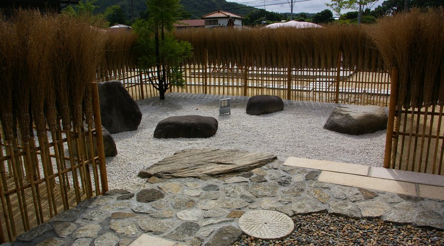 箱庭を眺めながら至福の時間を
古民家cafe 縁en 10:00～16：00