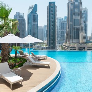 Temperature-controlled infinity pool