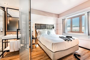 Room & Suite