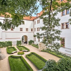 Augustine Hotel - Sundial Garden