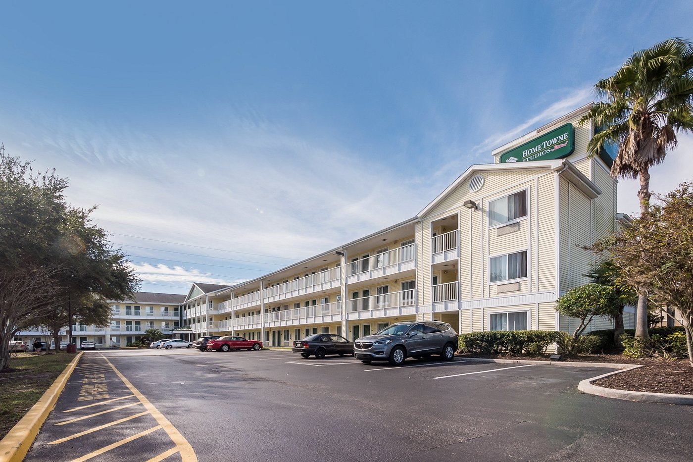 HOMETOWNE STUDIOS BY RED ROOF ORLANDO - UCF AREA $61 ($̶7̶6̶) - Updated