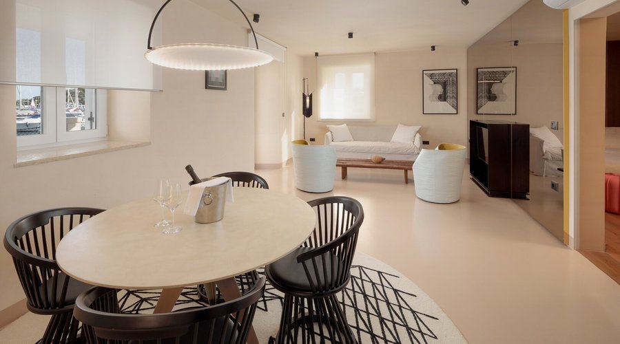 Executive Suite with balcony / terrace and sea view. Living room, dining area.
