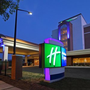 Walking distance to scenic Riverwalk and dining
