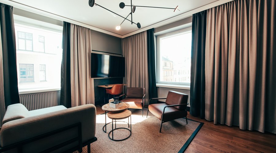In the luxuriously comfortable Master Builder Suite, quality and style have not been compromised. Light floods into this corner room from two directions and the space enables to even invite friends for a get-together. Located on the corner of Eerikinkatu and Fredrikinkatu, these rooms guarantee the best views of the city.