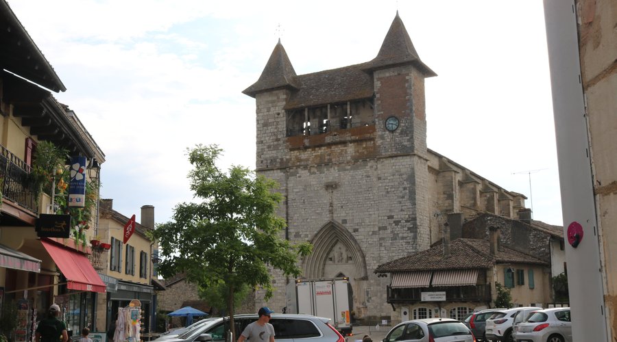 L'église vue de la place centrale de la bastide.