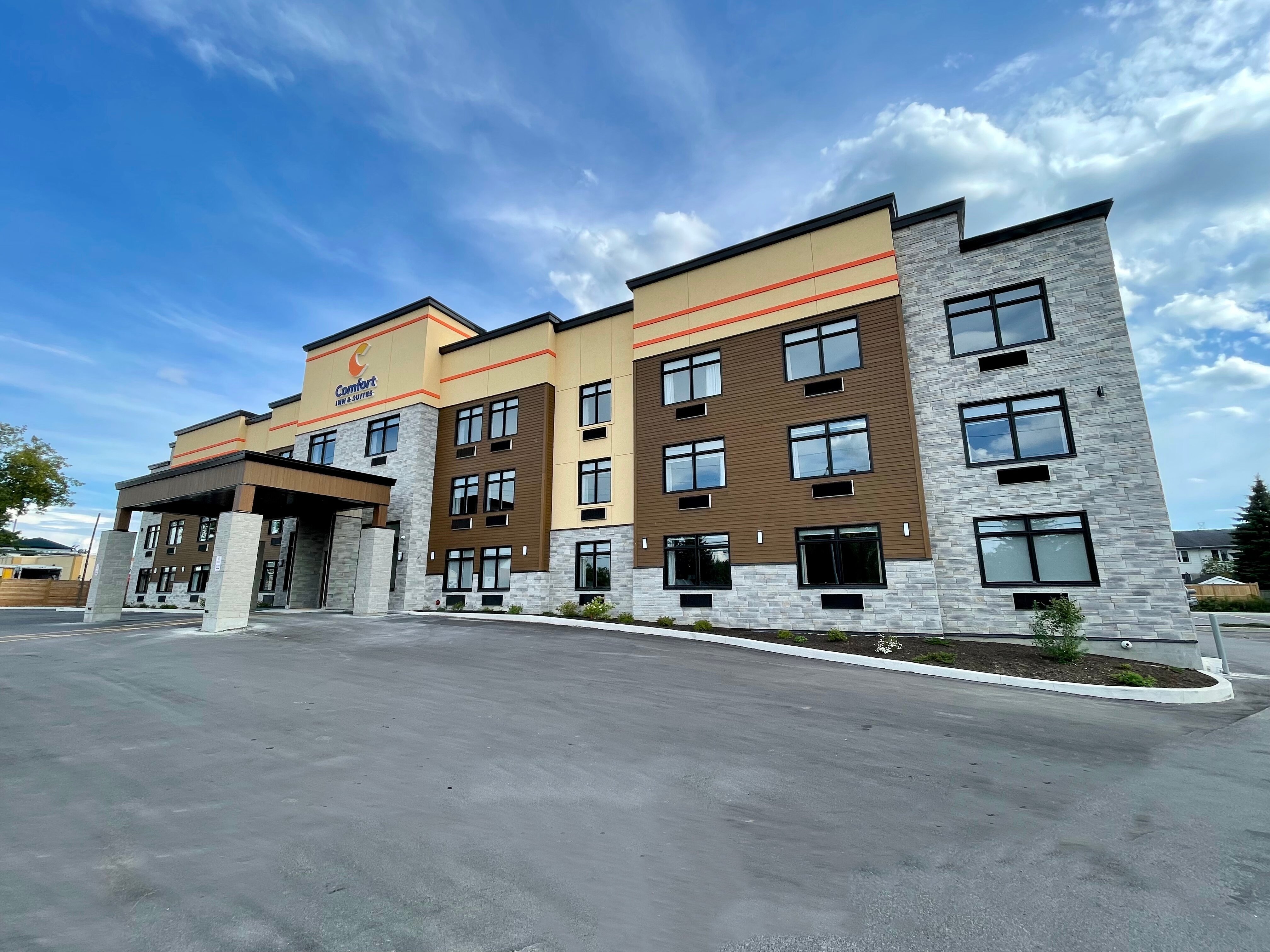 COMFORT INN SUITES Kingston Canada Ontario Tarifs 2024   Hotel Exterior 