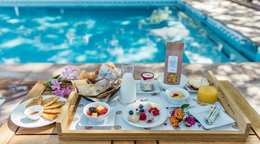 Petit déjeuner riche et varié au bord de la piscine 