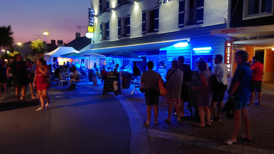 L'Embarcadère en soirée.