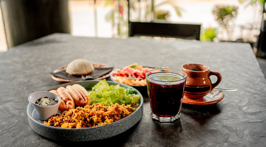 Conoce nuestros deliciosos DESAYUNOS estilo México, en la primera fila de la historia… 
👉 Todos los desayunos incluyen, café, pan, jugo y fruta de temporada
¿Cuál es tu favorito?
DESAYUNO CLÁSICO. Huevos al gusto (Elige tus 3 de nuestros ingredientes, y te consentimos con un huevito al gusto) $189.00
DESAYUNO CAMPESINO. Quesadillas con Huitlacoche, y delicioso queso Oaxaca, media crema y salsas al gusto  $189.00
DESAYUNO CDMX. Delicioso Pambazo de papa con chorizo, 

