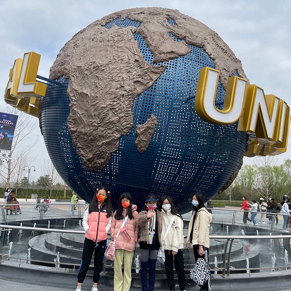 Universal beijing resort. Статуэтка Глобус Universal Studios.