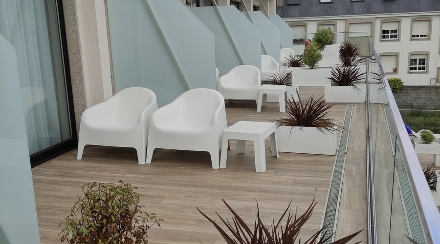 En la foto se aprecia cómo desde una terraza se puede ver el interior de la otra habitación si te asomas un poco. Y hay mucho mirón y mucho maleducado.