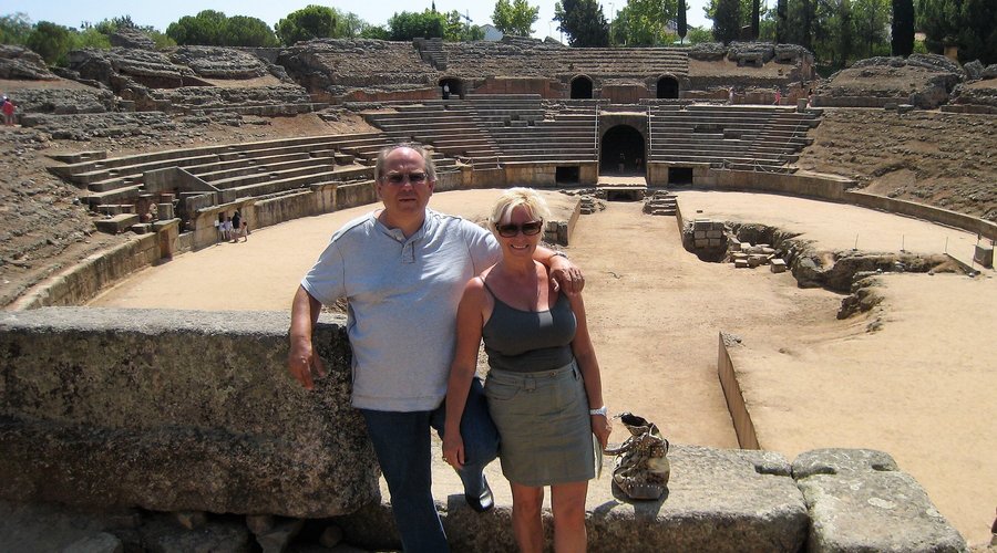 Souvenirs de mes Voyages -- Espagne - Estrémadure - La ville romaine de Merida possède des vestiges de toutes beautés et très bien conservés , dont cet amphithéâtre ou l'on prend la pose pour immortaliser cette belle découverte - 22.08.25 - Cliquer sur la photo pour découvrir la prise de vue complète