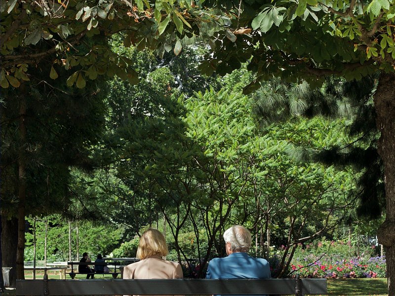 Ηλικιωμένο ζευγάρι κάθεται σε ένα παγκάκι στους Κήπους του Λουξεμβούργου.