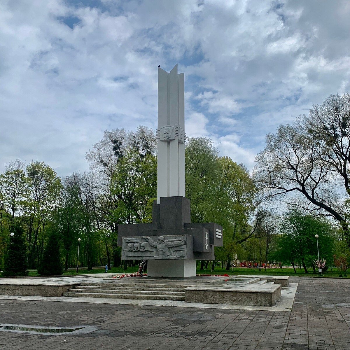 Калининград памятник героям комсомольцам. Памятник героям-комсомольцам Нальчик. Памятник героям-комсомольцам Гатчины. Памятник героям-комсомольцам Бишкек.