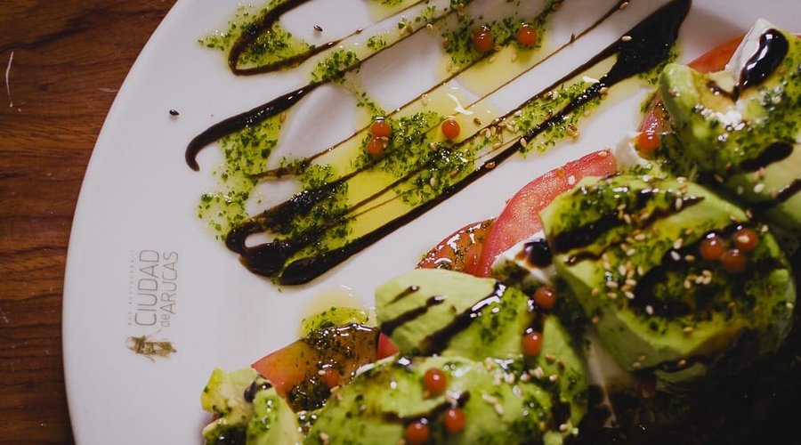 Ensalada de Tomate Canario con Aguacate de la Aldea