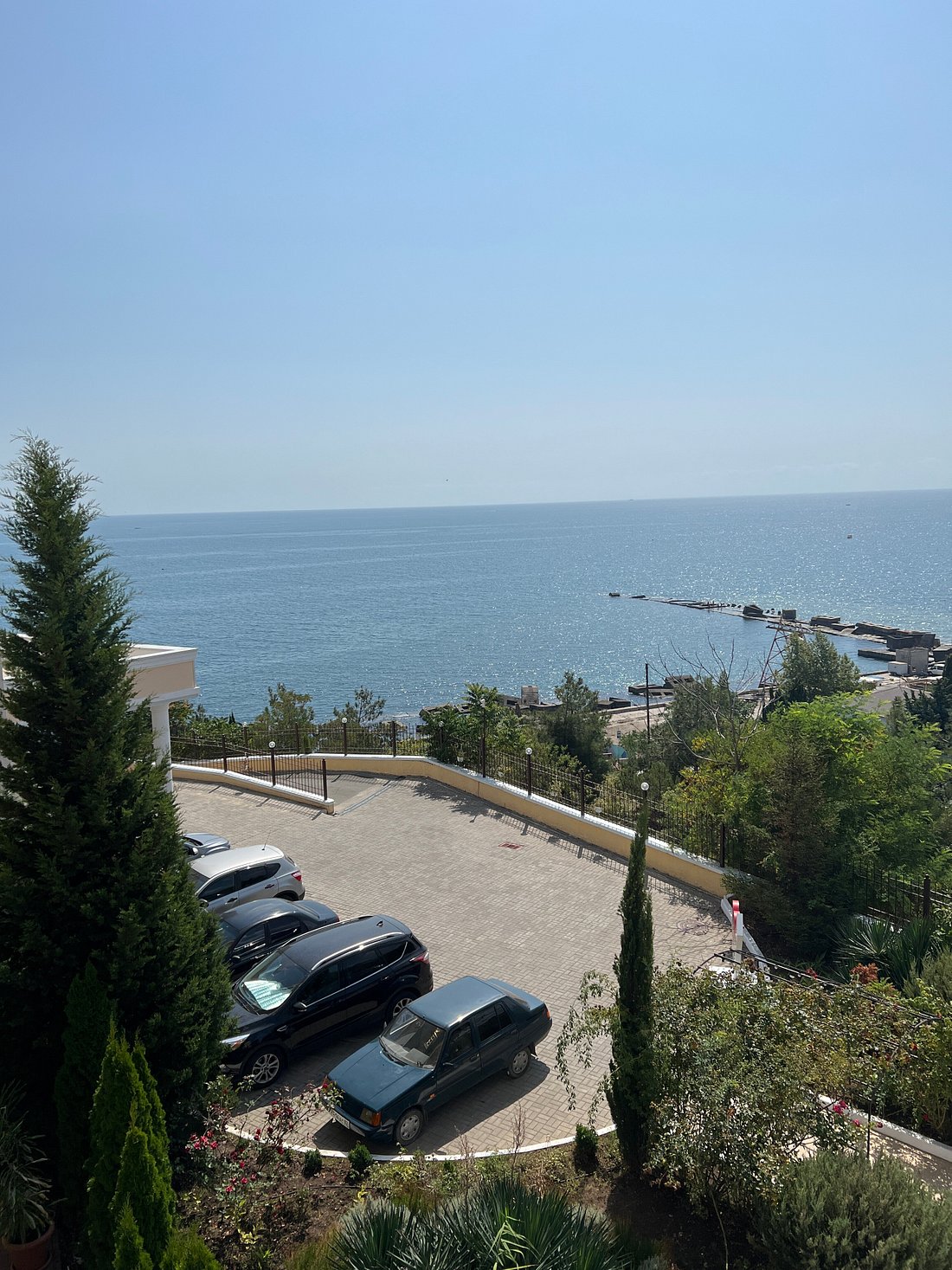 Отпуск в алуште отзывы. Катер Санта Барбара Алушта. Алушта. Алушта Крым. Санта Барбара Алушта комната с кухней.