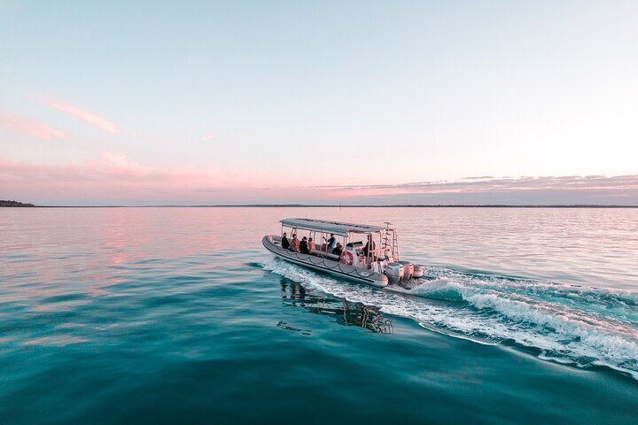 2-hours-hervey-bay-funset-cruise-australia