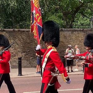 The Changing of the Guard: What You Need to Know Before You Go (Including  Times, Locations + Tips) — London x London