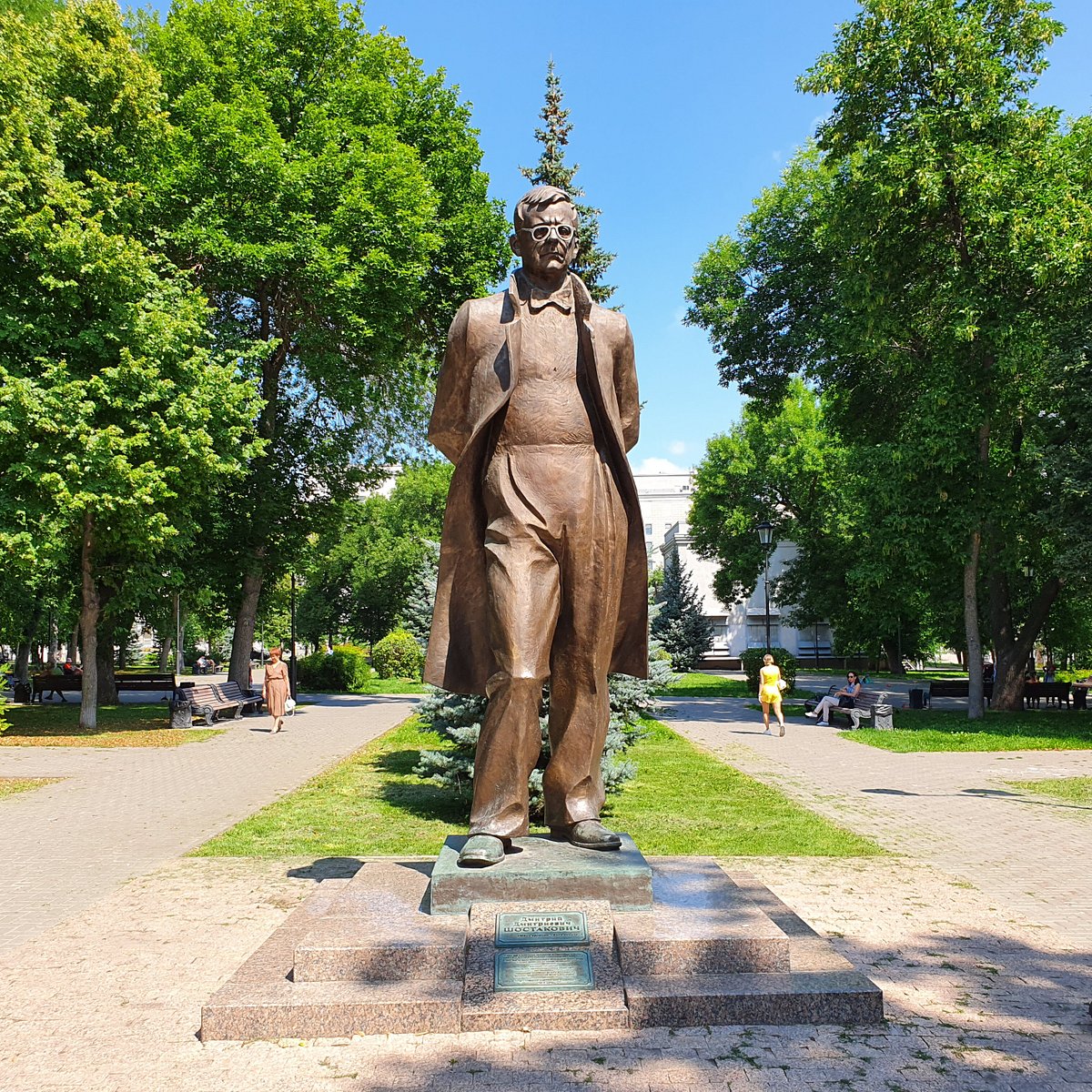 Улица шостаковича самара. Памятник Шостаковичу. Скульптура Шостаковича в Самаре. Скульптура Шостакович Самара. Памятник Куйбышеву в Самаре.