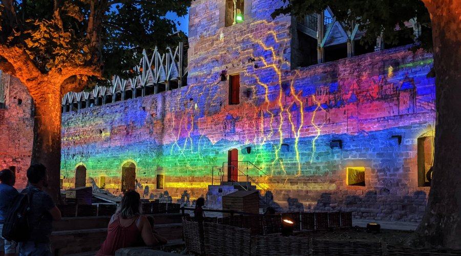 [Remparts et Lumières] Le spectacle en vidéomapping dans la cour d'honneur du château comtal !