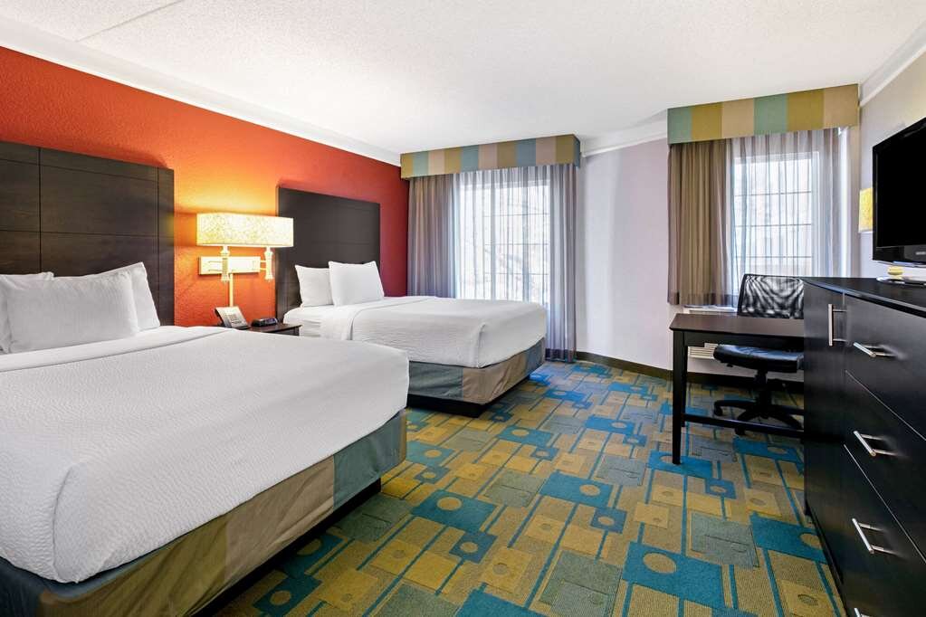 Hotel photo 2 of La Quinta Inn & Suites by Wyndham Dallas DFW Airport North.