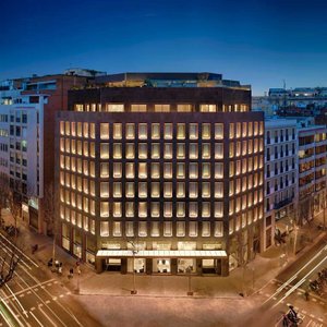 The One Barcelona 5*GL - Façade at night