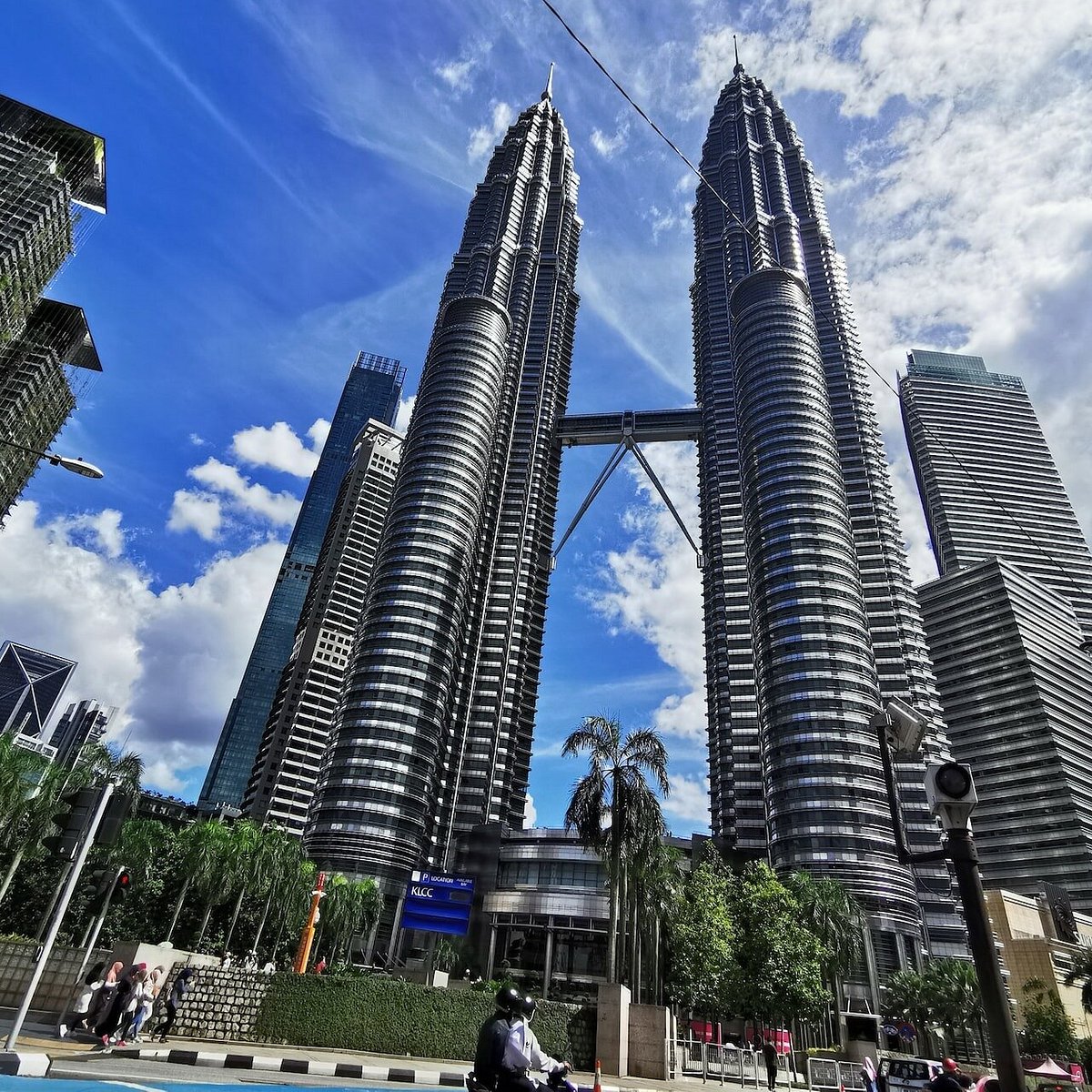 Kuala lumpur 2023. Башни Петронас Малайзия. Менара Куала-Лумпур. Малайзия куалумпур. Золотой треугольник Куала Лумпур.