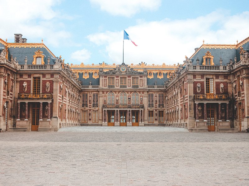 Wide shot of the Château de Versailles