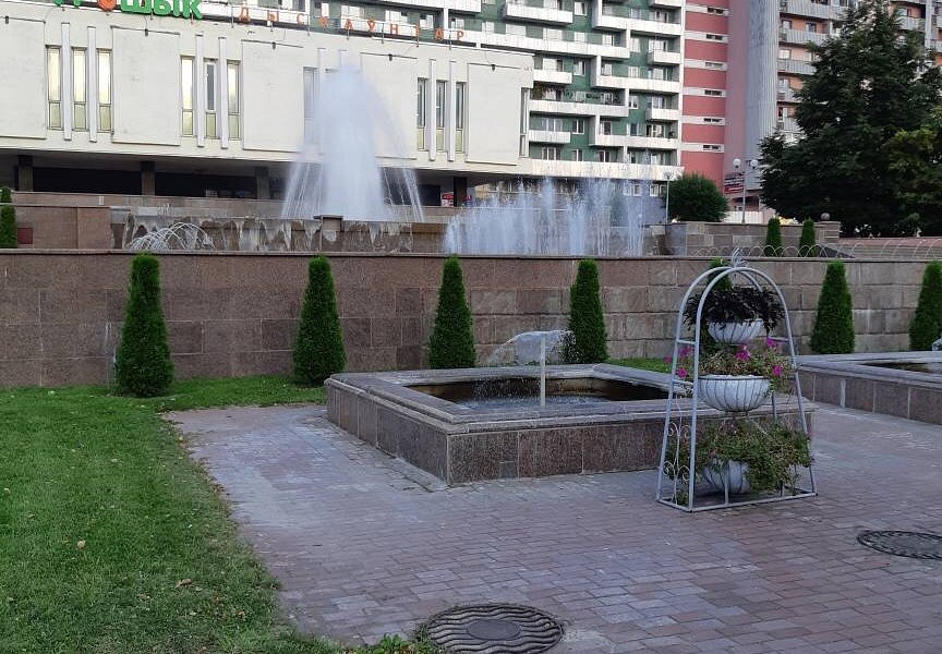 Fountain in Komsomolskiy Square image
