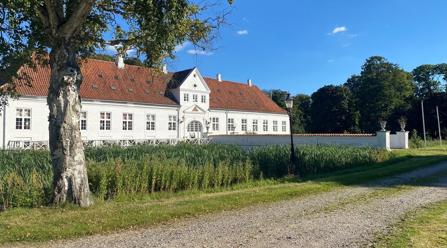 Havde glædet mig til et fedt ophold på slotshotel.  Bevares, hotellet mangler lidt liv og sjæl og noget gejst.  Tjeneren var super sød og rar og snaksalig. Maden var fantastisk. Det kan jeg ikke sætte en finger på.  Men der manglede altså rengøring, og vedligeholdelse, det er mega ærgerligt, for selve stedet er jo mega fantastisk.  Så et ønske om at der på et tidspunkt bliver gjort mere.  Så kommer jeg gerne igen.