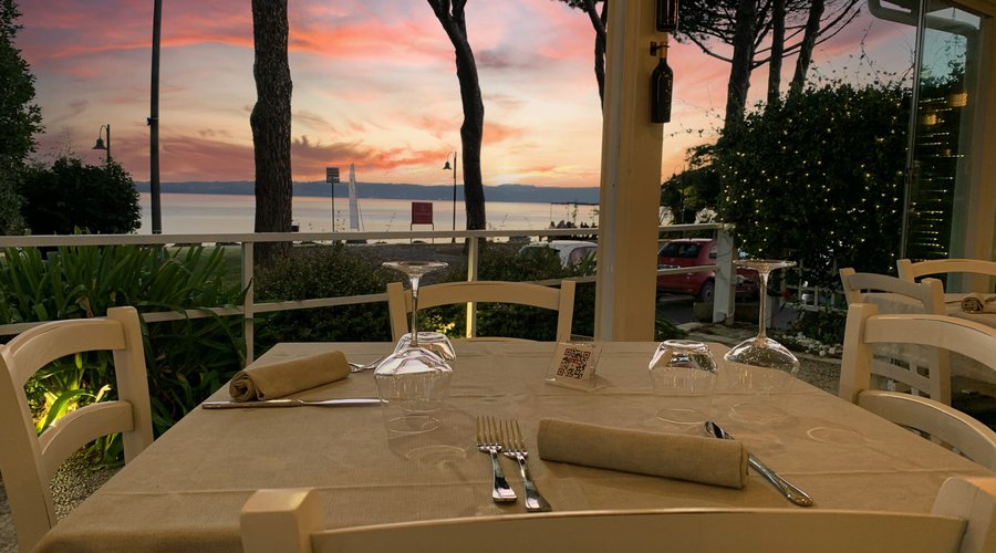 Terrazza vista lago, aperta tutte le stagioni.