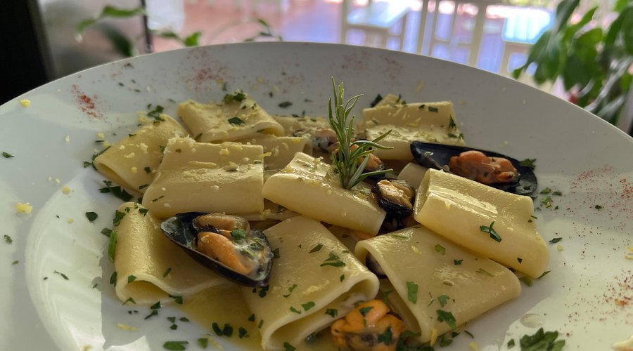 Novità 2022 - paccheri alla mediterranea con cozze, pecorino di pienza e scorza di limone grattugiata 