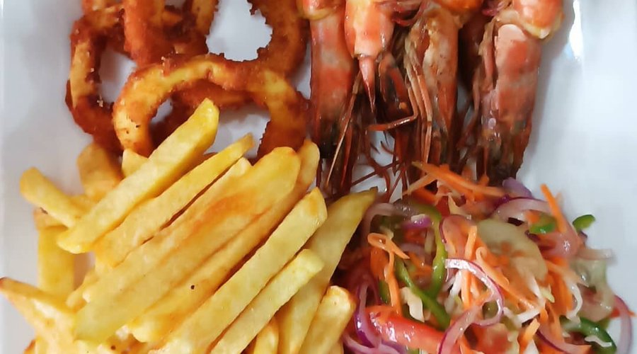 Calamari fritti, gamberi con insalata e patatine fritte!!