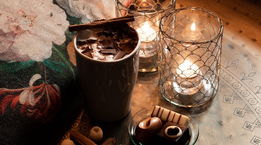 Warme Chocolademelk. Altijd een feest. Melk chocolade of puur. Maar ook witte chocolade en voor de echte liefhebbers van chocolade een single origin uit Ecuador.