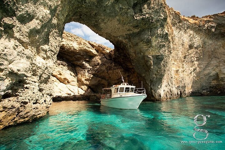 2023 Private Boat Tour Experience with Snorkeling Blue Lagoon and Comino